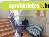 Bog�cson apartman �s csal�di h�z csendes utc�ban, f�rd�h�z k